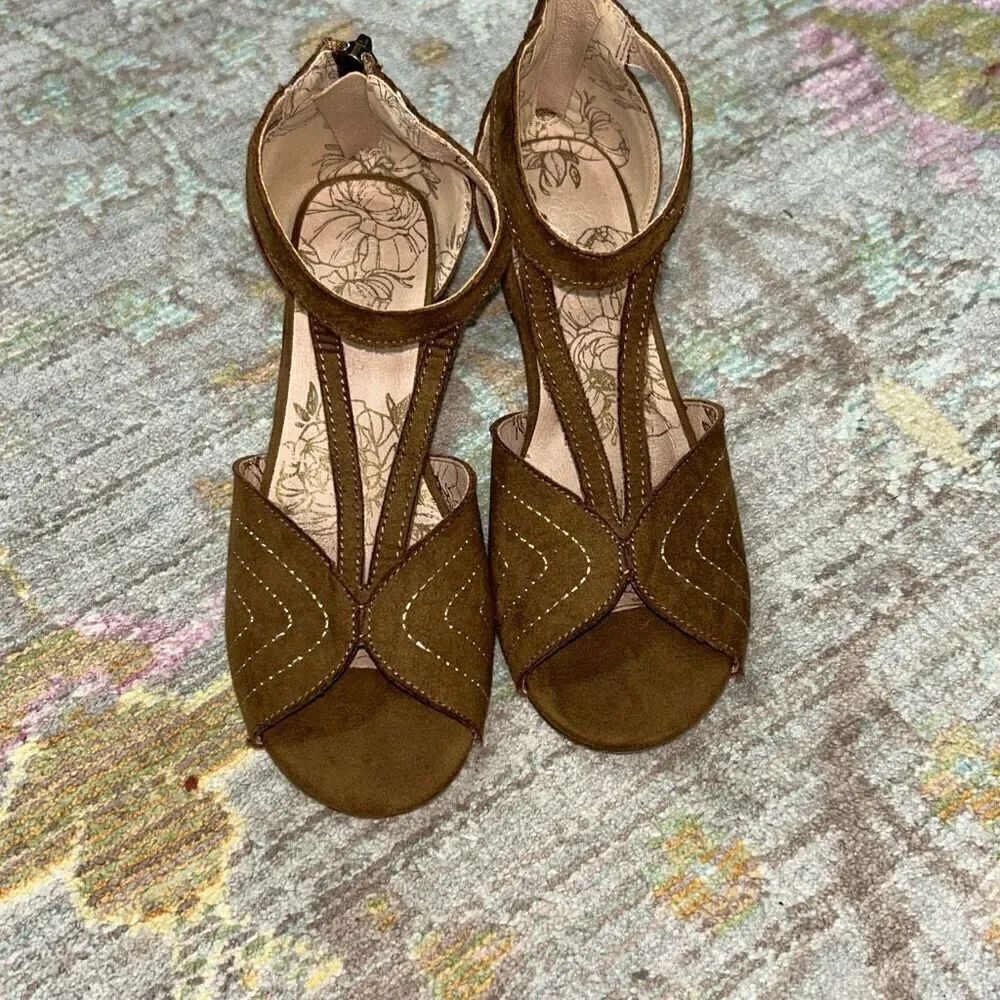 Joyfolie brown dress heels sz 2